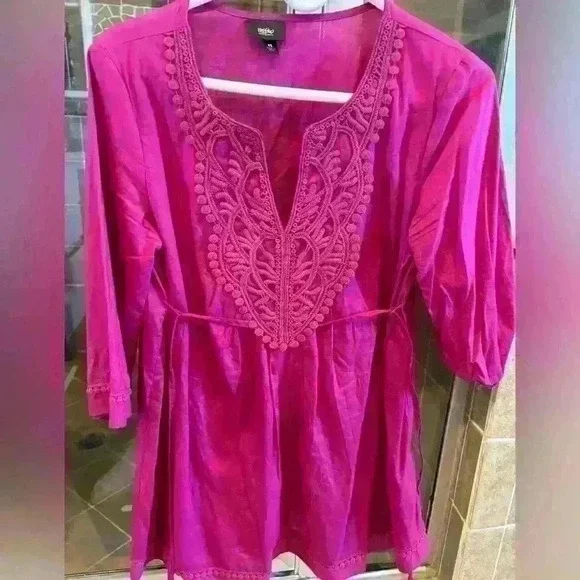 COPY - Magenta cotton top with beautiful embroidery detail. Size Medium. - Picture 2 of 5